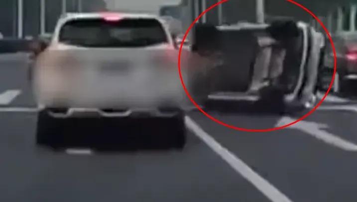 影/四輪朝天！迷你電動車上班尖峰爭道慘翻覆　陸網友嘲：車小脾氣大