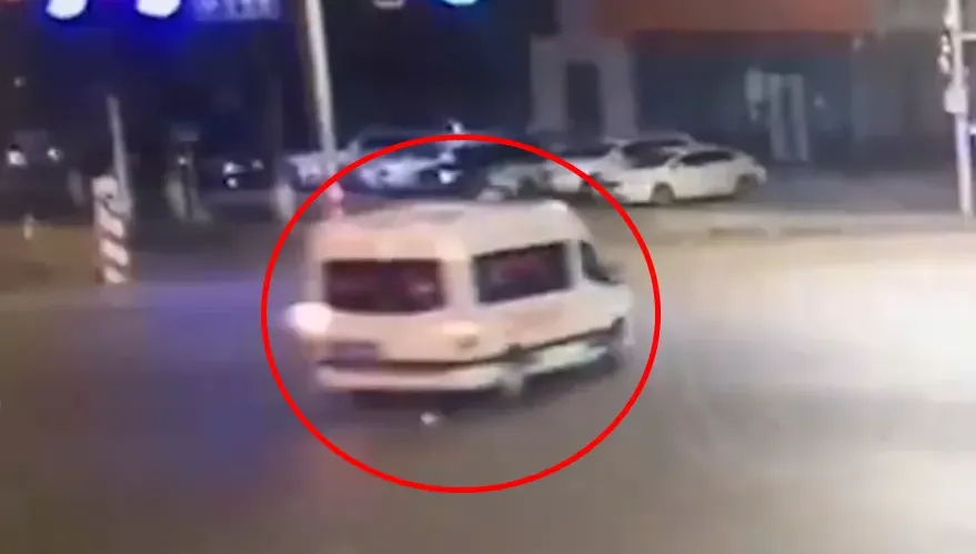 影/酒後失控！陸醉漢摔傷送醫竟開溜　還「偷走救護車」下場曝