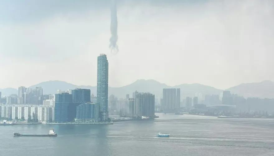 影/香港維多利亞港驚現水龍捲　海面席捲半空維持約2分鐘