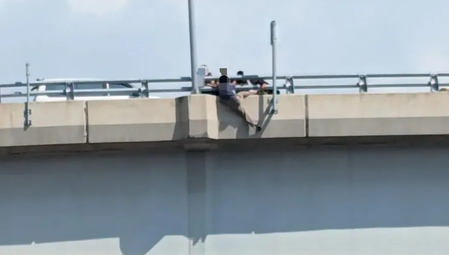 快訊/驚險畫面曝！國3大溪段高架護欄「雙腳懸空」　犀利警神之手救回一命