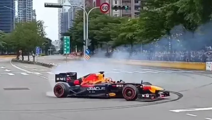 燒胎秀慘變火燒車！7萬車迷見證車手「甜圈圈」特技　紅牛總經理：很正常