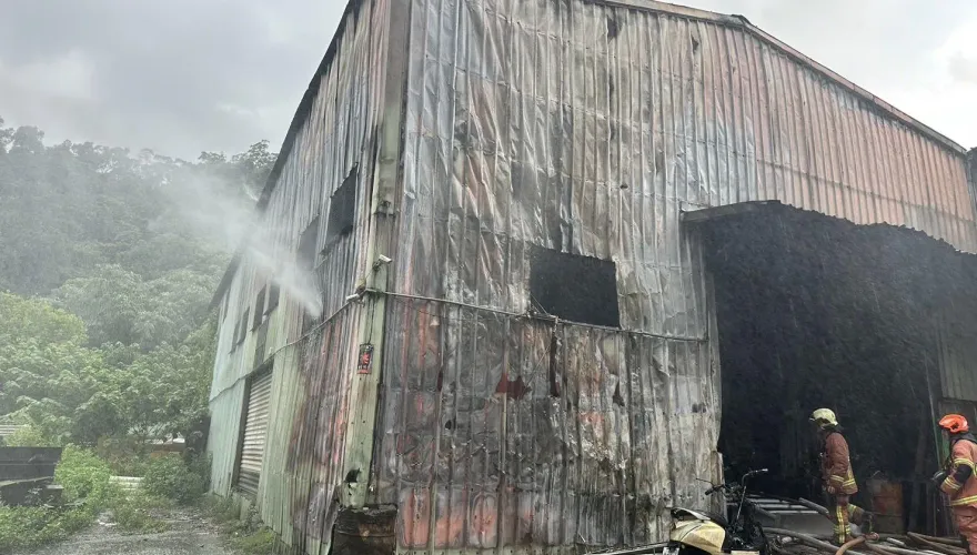 快訊/快關窗！新店安康鐵皮工廠突傳火警竄黑煙　疑機油、雜物起火釀禍