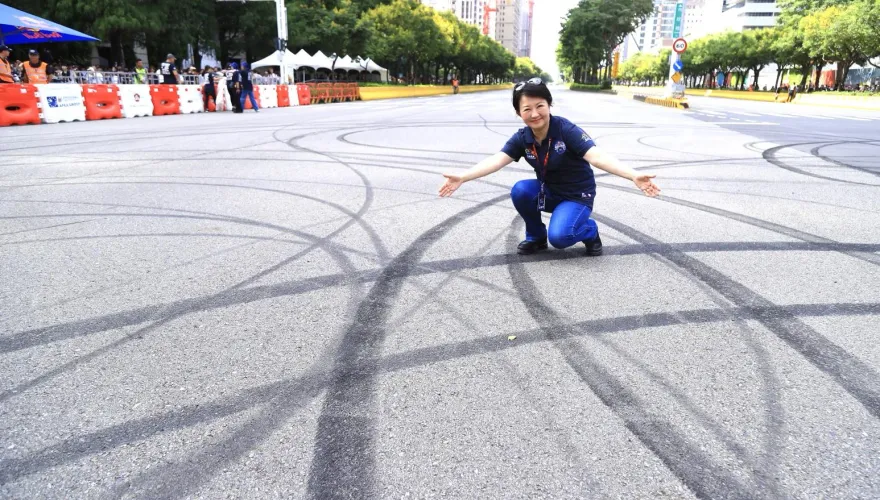 F1燒胎甩尾痕留3天！盧秀燕喊：城市光榮偉大的印記