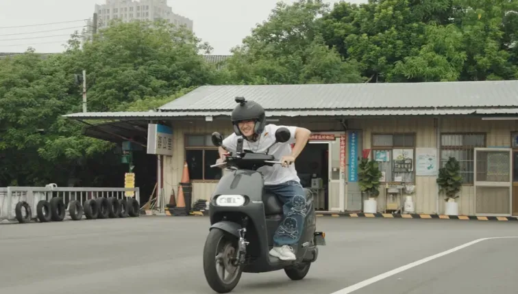 滿滿少年感！F1車手角田裕毅體驗「騎機車」畫面曝　架式如同日劇男主角