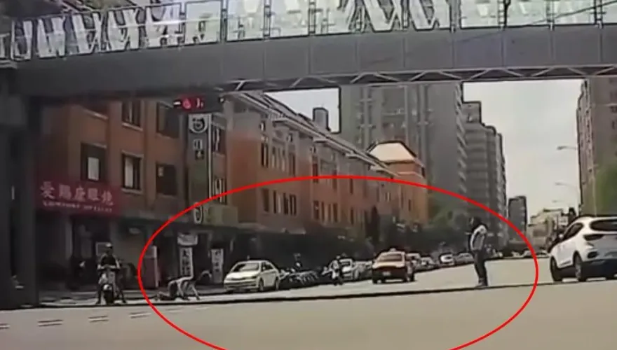 影/過分！台中情侶爆口角　壯男命令女友跪地「學狗爬過馬路」