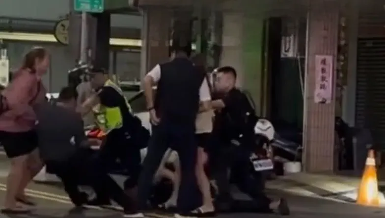 影/卡拉KO！高雄KTV2男酒醉為「結帳問題」互毆　遭快打警制伏