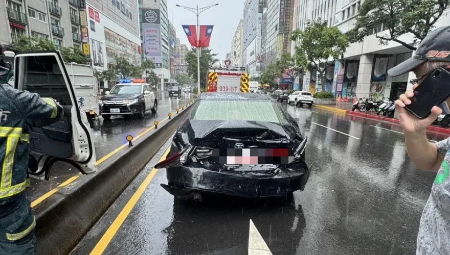 快訊/北市忠孝東路4車連環撞「車頭變形」　40歲男夾困被救出