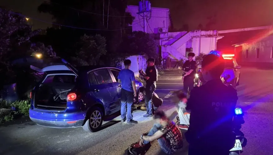 影/桃園「功夫熊貓」夠猛！外送員見警匪追逐　機車、外送袋上場卡人