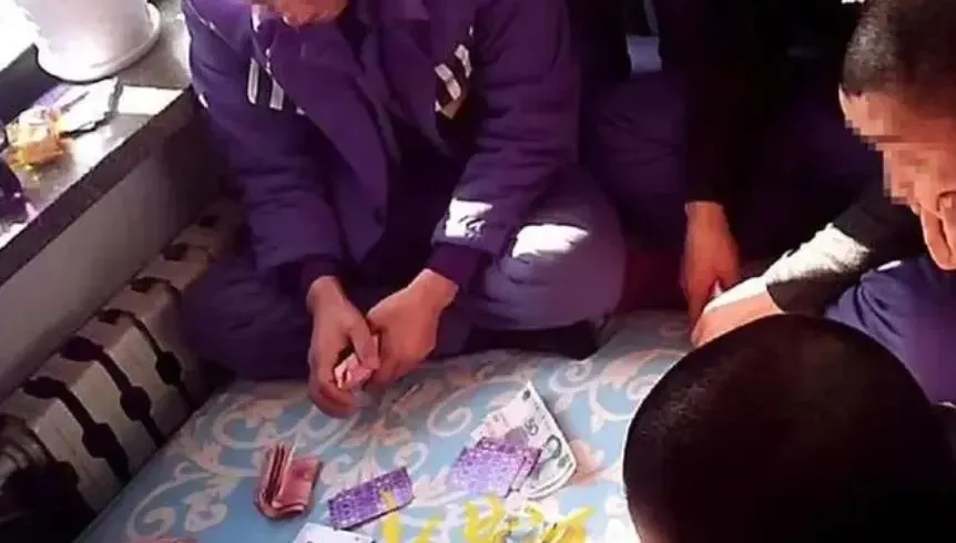 叼菸打牌用手機！陸犯人獲釋舉報監獄亂象　加碼控訴遭延誤治療害睾丸壞死