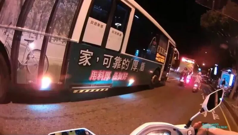 警方硬起來！台中市「公車違規跨雙車道」被攔　民眾苦笑「害我用跑的去車站」