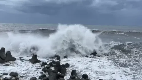 影/「颱風搖滾區」浪高7公尺！蘭嶼已見山陀兒威力　消波塊都擋不住