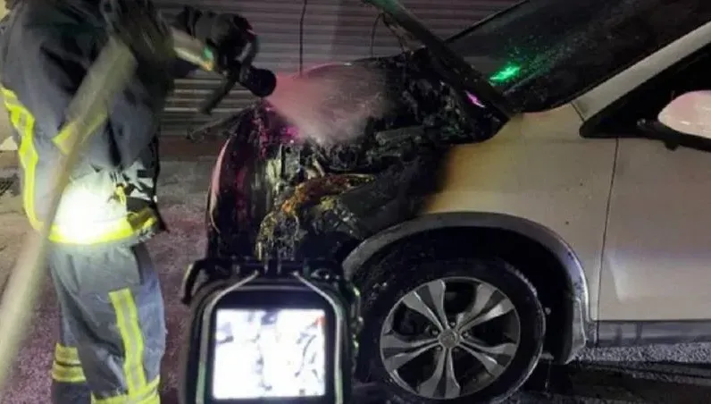 苗栗夫妻檔未熄火下車買東西！引擎竄煙　路人幫忙滅火