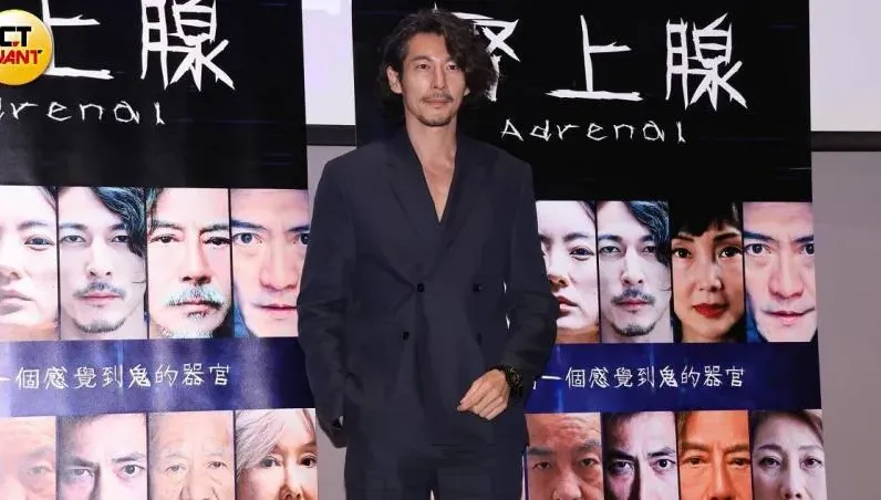 甩《康熙》幽默形象！郭鑫改名變身頹廢型男　同框女星秀30公分身高差