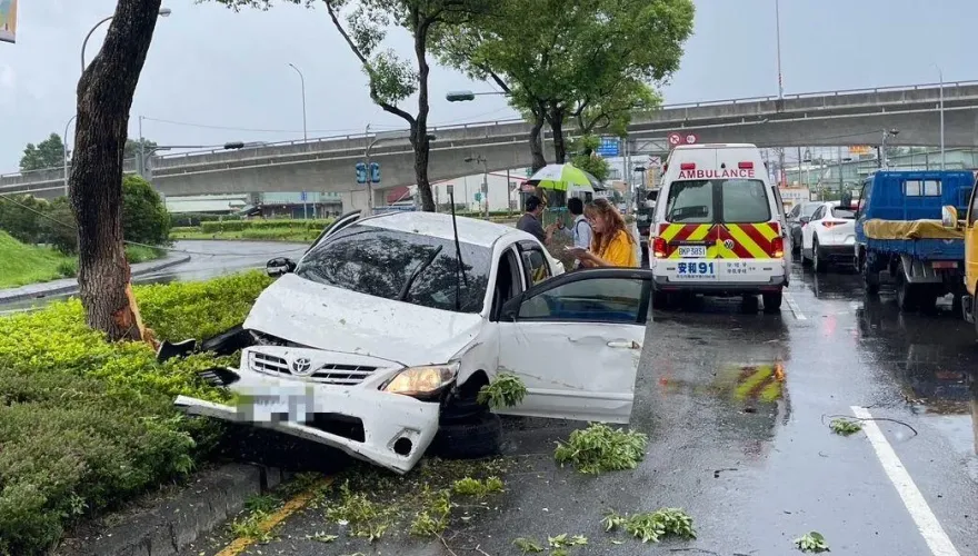 影/玩命片！新店男過彎失控　衝上分隔島輪胎撞飛、波及對向貨車
