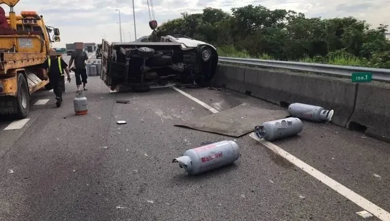 驚險散落畫面曝！國3南下158.75K「瓦斯車爆胎」　25支鋼瓶甩車道氣體外洩