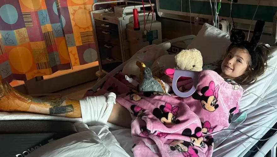 草地上摔一跤險喪命！美7歲女童遭響尾蛇咬傷「腿變紫」　打40瓶血清救回