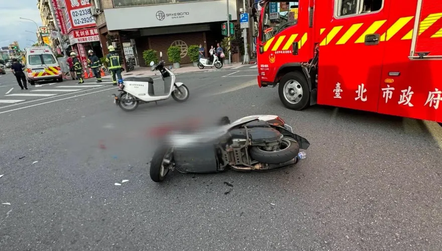 影/猛撞畫面曝！北市機車搶快慘遭公車擊落　男騎士血流滿地送醫不治