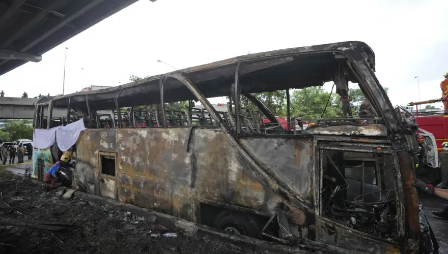 影/恐致25死！校車疑爆胎失控自撞起火「燒成廢鐵」　泰美女總理淚崩哀悼