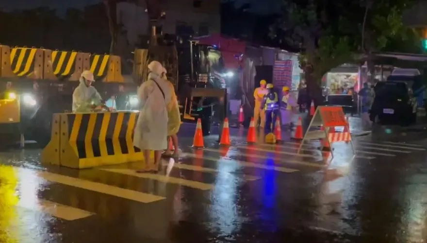 影/強颱山陀兒發威！南迴公路強降雨出現巨大落石　晚間緊急封閉