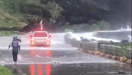 影/海水已倒灌！硬闖蘭嶼「濱海公路」民眾狂喊：救人啦　勸得駕駛回頭是岸