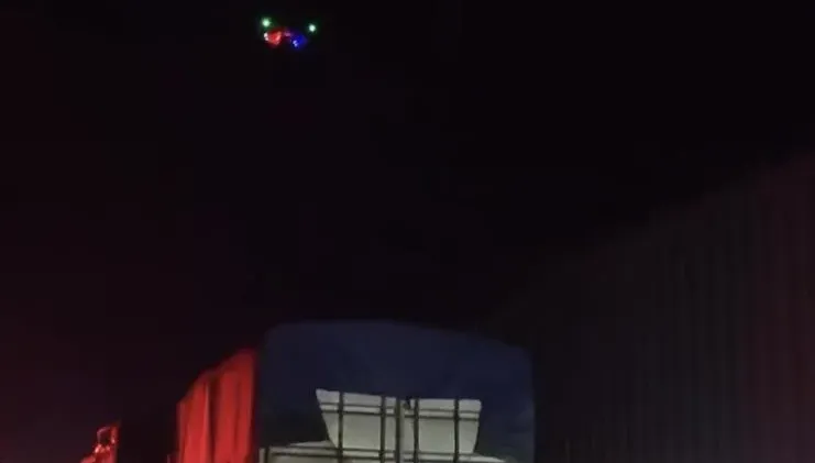 影/無人機喊你起床了！陸十一長假塞到睡著｢空中鬧鐘｣出動　網讚：十項全能