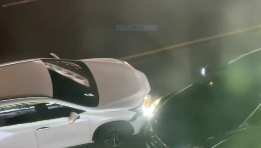 影/逢甲商圈嚴重車禍！貴婦開馬力超強休旅車找眼鏡分神　逆向撞3車1人傷