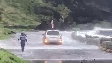 影/4個輪子vs猛撲巨浪！山陀兒蘭嶼撒野「休旅車全速倒退逃命」…險遭吞噬
