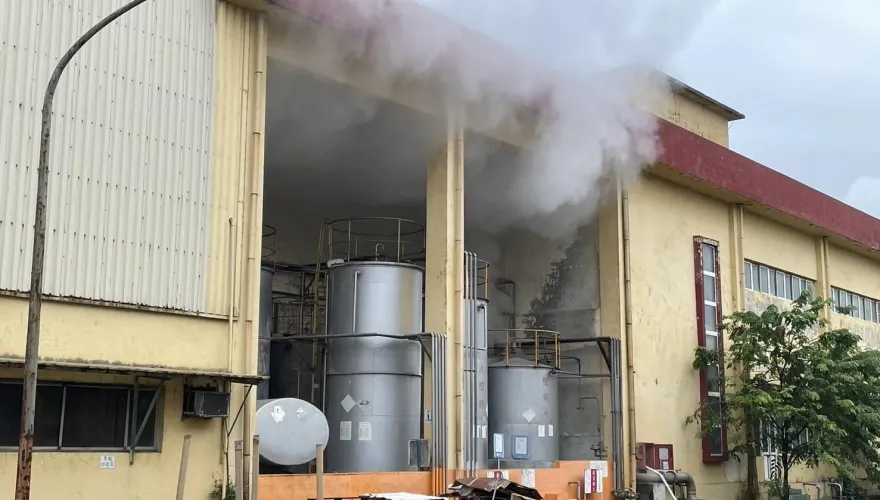 快訊/台南官田工安意外！染整廠雙氧水儲槽洩漏竄濃煙　毒化災應變小組到場