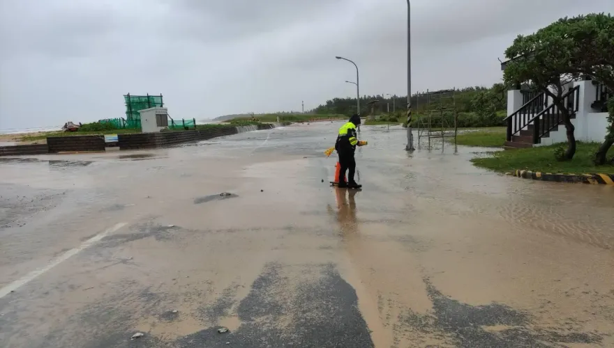 快訊/颱風天海水倒灌片！澎湖多處現災情、路樹倒　警急封鎖交管