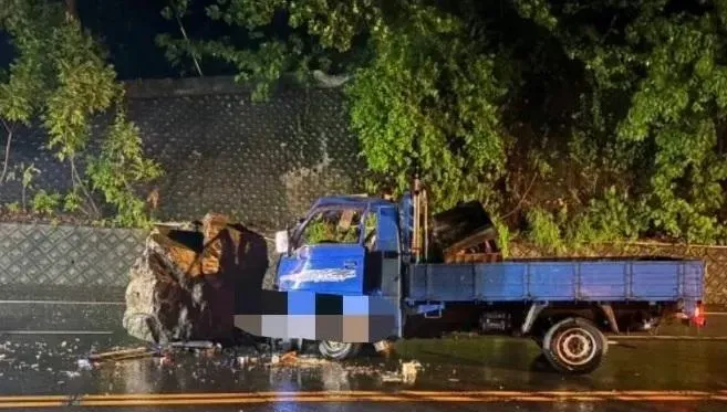 快訊/山陀兒釀禍落石砸車！南迴公路66歲男卡車頭　搶救3天不治