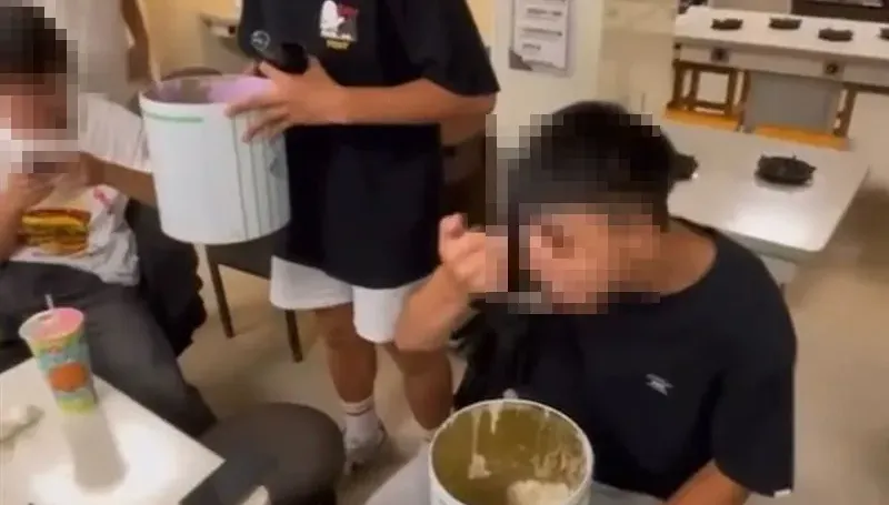 文化大學男學生「直接挖整桶冰淇淋爽吃」引痛批！老師陪同到火鍋店致歉