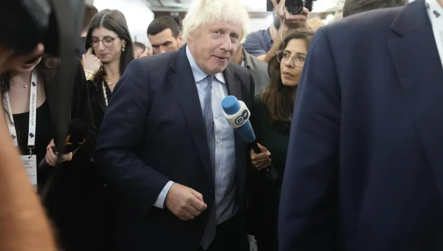 英女王伊莉莎白二世生前罹骨癌？前首相強生回憶錄爆料惹議