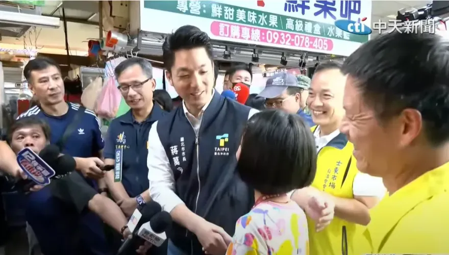 影/台北市放2天颱風假？蔣萬安霸氣喊「困難問題我來決定」　男童呼：很帥