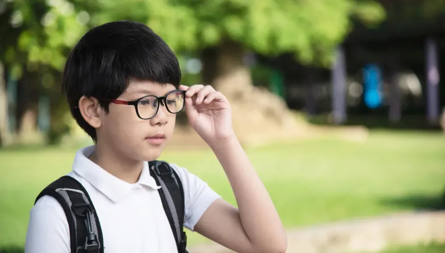 自作聰明！陸男孩為看清黑板「同時戴兩副眼鏡」　超慘下場曝光