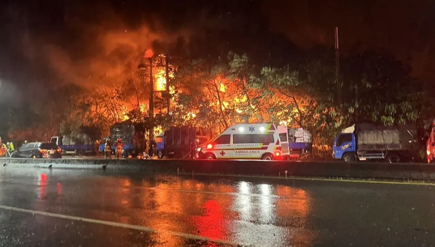 快訊/新北淡水回收廠爆大火！惡火狂燒至夜晚　警消加派救援中