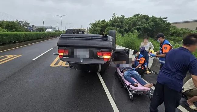 快訊/天雨路滑！台南BＭＷ失控自撞橋墩翻覆　颱風天釀憾事