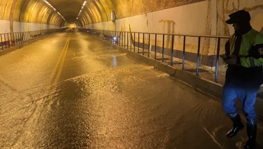 影/大水來的太快！ 山陀兒颱風挾豪雨　台62線隧道嚴重積水+瑞八公路車輛受困