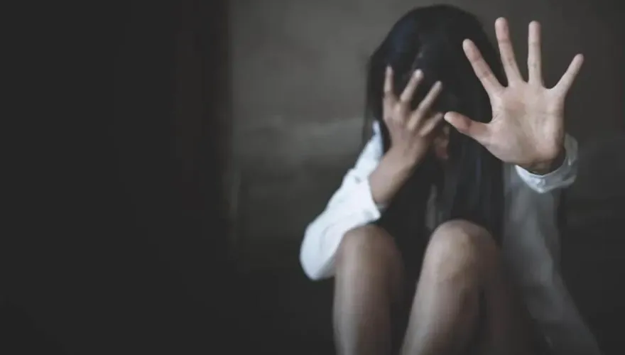 躺女學生旁午睡、強開浴室門…高雄狼師累犯反「調到教育局」升官！急改解聘