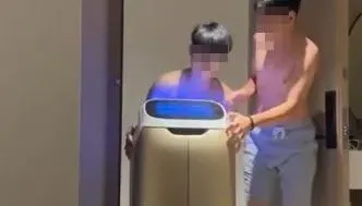 「自動機器人」遭2半裸男惡搞！強抬進房癱瘓飯店作業　秒刪文滅火