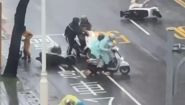 快訊/狂風片！山陀兒預計中午前後登陸　港都街頭直擊「人車被吹翻」