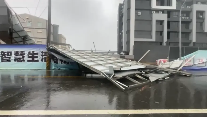 影/山陀兒強風肆虐！屏東東港「大型看板倒塌」　占據大半條馬路