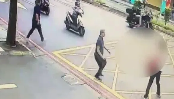 影/山陀兒面前救回人命！新店女子被狂風吹到路中間　險遭車撞瞬間勇警拉回