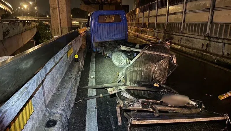 颱風夜出事了！水源快速道「貨車自撞橋墩」車斗慘噴飛　駕駛骨裂急送醫