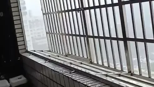 影/山陀兒恐怖狂風肆虐高雄！陽台鐵窗上下「跳恰恰」　20秒驚悚片曝