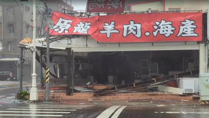 影/山陀兒狂虐高雄！貨櫃砸在客車上　店鋪全毀誇張畫面曝光