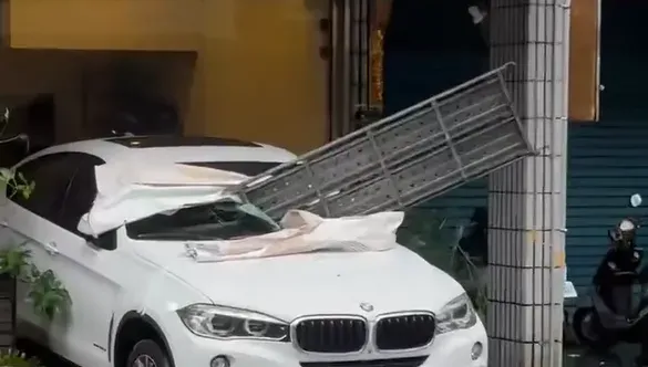 遇山陀兒命運大不同！「幸運車」閃過路樹前後夾擊　工地鷹架插爆BMW