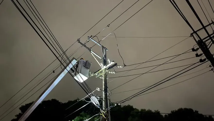桃園市觀音區驚傳爆炸聲「電線桿竄火花」突停電　台電：山陀兒強風致關關燒毀