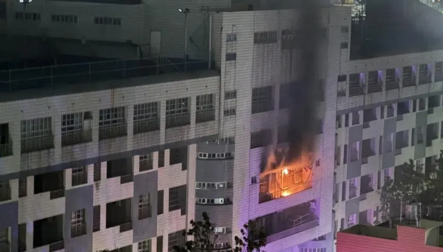 快訊／颱風夜驚傳火警！高雄正興國中火舌竄出窗外　濃煙直竄天際