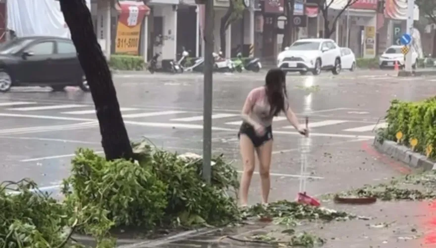 影/人美心美！高雄熱褲妹全身濕透挖水溝清淤　4萬網友狂讚「她是天使！」