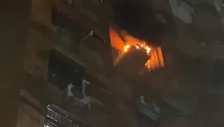 影/高雄左營暗夜火警！6樓冷氣室外機狂燒「火舌猛竄」　鄰居驚逃報案